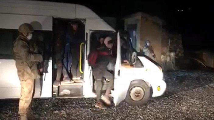 Bitlis'teki iki minibüste 63 Afgan yakalandı