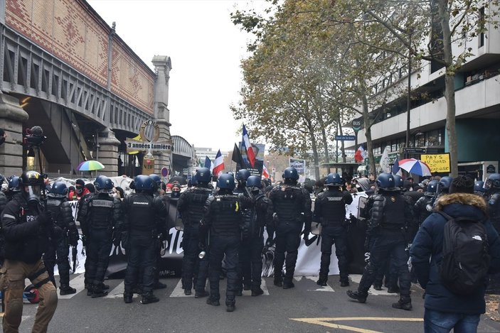 Fransa'da Sarı Yelekliler, hareketin 3. yıldönümünde sokağa indi