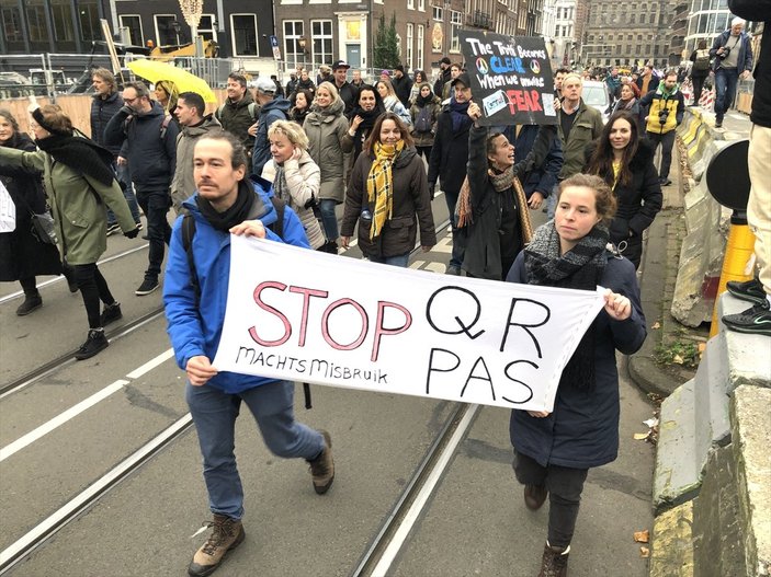Hollanda'da koronavirüs kısıtlamaları protestolarında kan aktı