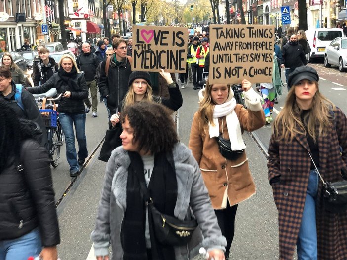 Hollanda'da koronavirüs kısıtlamaları protestolarında kan aktı