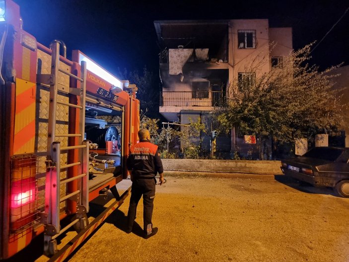 Adana sigara içerken evi yaktılar