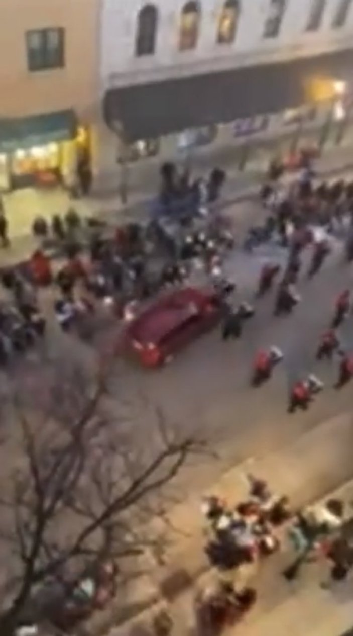ABD'de bir kişi otomobiliyle, yürüyüş yapan kalabalığa daldı