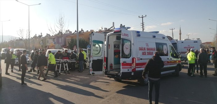 Afyonkarahisar'da öğrenci servisiyle polis aracı çarpıştı: 9 yaralı