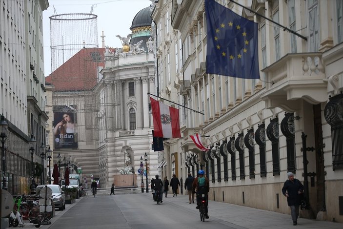 Avusturya'da 20 günlük sokak yasağı başladı