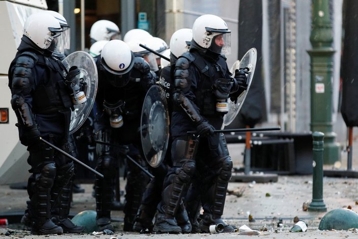 Zam isteyen Belçika polisinden eylem