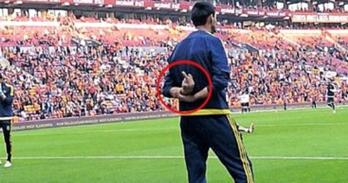 Fenerbahçe malzemecisi tribünlere orta parmak gösterdi