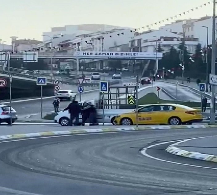 Küçükçekmece’de, taksici ile sürücü arasındaki yol verme kavgası kamerada