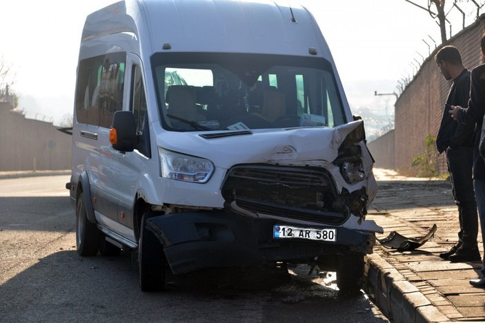 Bingöl’de öğrenci servisi ile otomobil çarpıştı: 3 yaralı