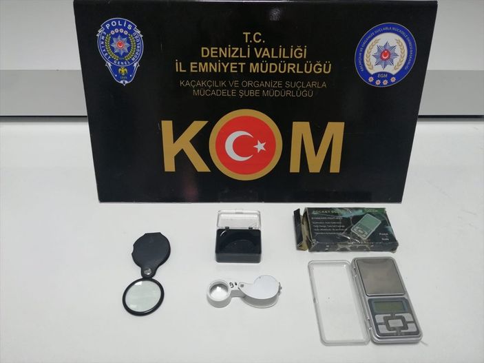 a Denizli'deki bir otomobilde 13 sikke, 59 tarihi eser bulundu