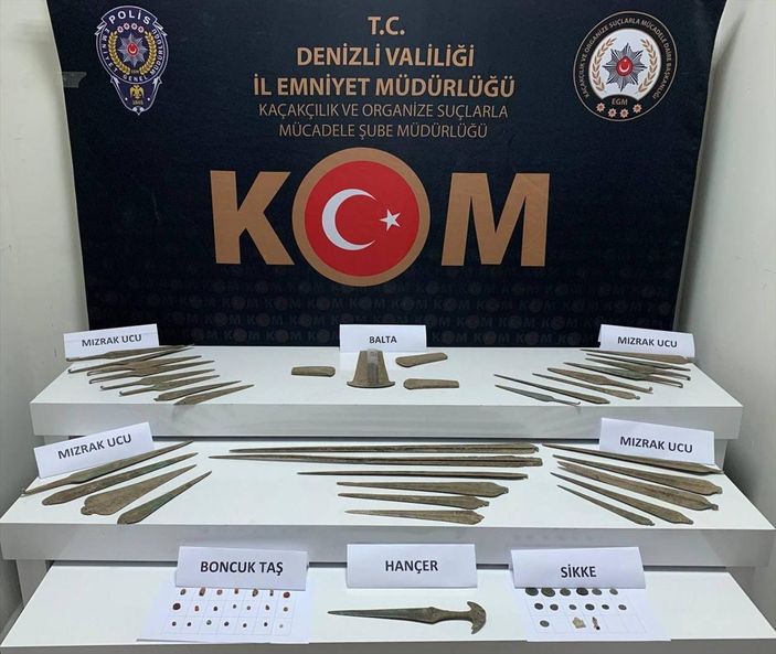 a Denizli'deki bir otomobilde 13 sikke, 59 tarihi eser bulundu