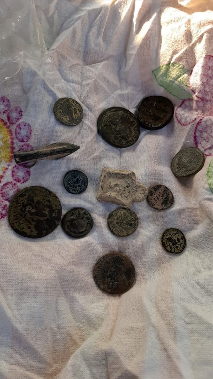 a Denizli'deki bir otomobilde 13 sikke, 59 tarihi eser bulundu