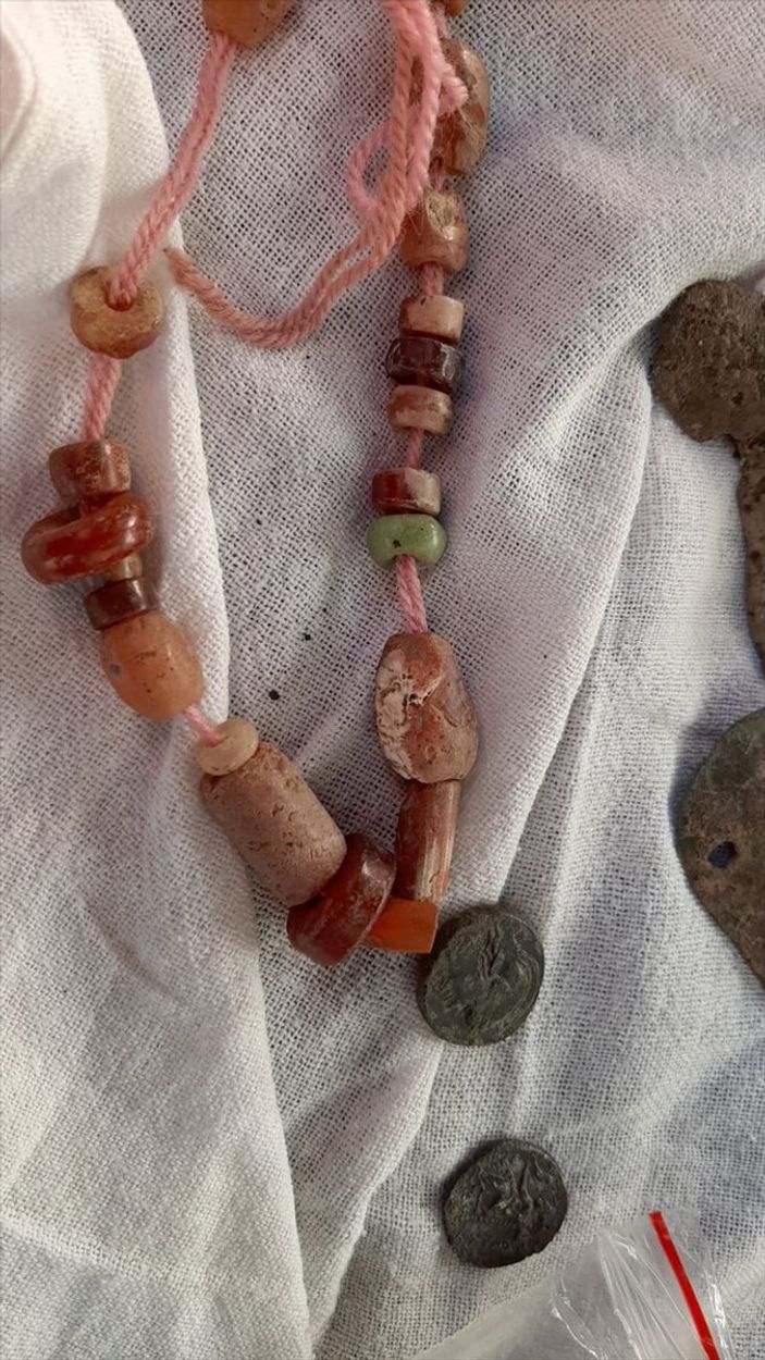 a Denizli'deki bir otomobilde 13 sikke, 59 tarihi eser bulundu