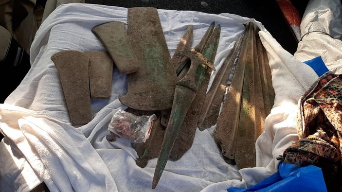 a Denizli'deki bir otomobilde 13 sikke, 59 tarihi eser bulundu