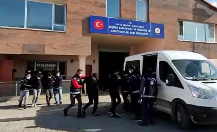 Van’da göçmen kaçakçılarına operasyon: 15 organizatör yakalandı