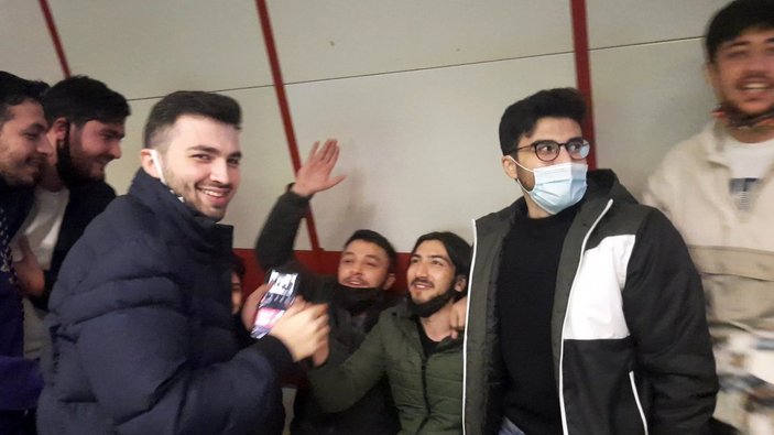 İstanbul'da Azerbaycanlı üniversite öğrencileri metroda şarkı söyledi