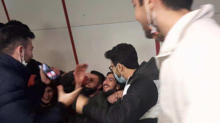 İstanbul'da Azerbaycanlı üniversite öğrencileri metroda şarkı söyledi