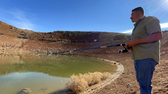 Elazığ'da Keban Baraj Gölü'nde suların çekilmesiyle obruk oluştu