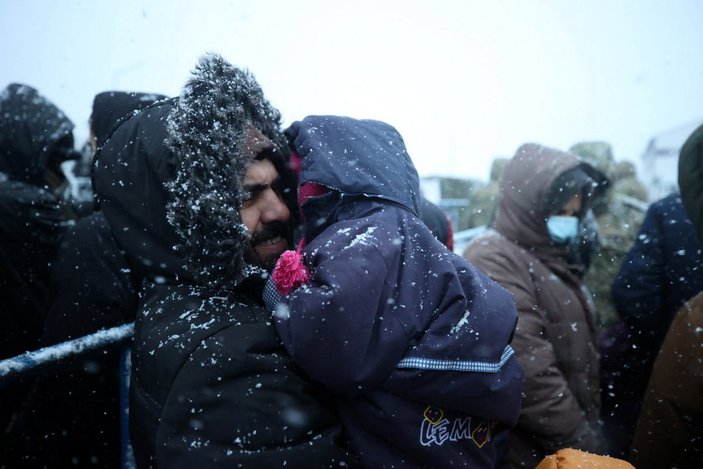 Göçmenler, Belarus - Polonya sınırında yemek için kuyruğa girdi