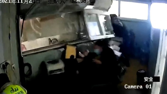 Çin'deki sürücü aracıyla benzin istasyonuna girdi