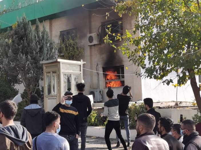 Irak’taki gösterilerde, KYB binası ateşe verildi