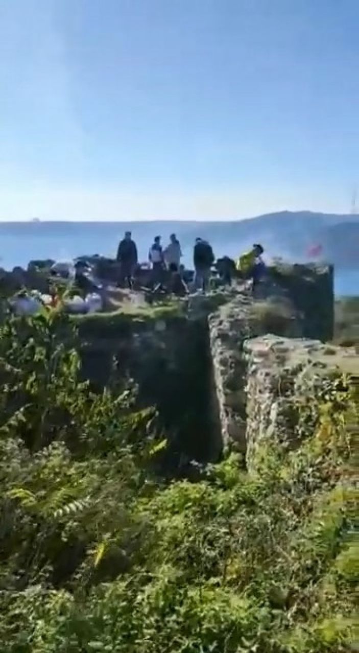 İ Beykoz Yoros Kalesi’nde gençlerin mangal eğlencesi kamerada