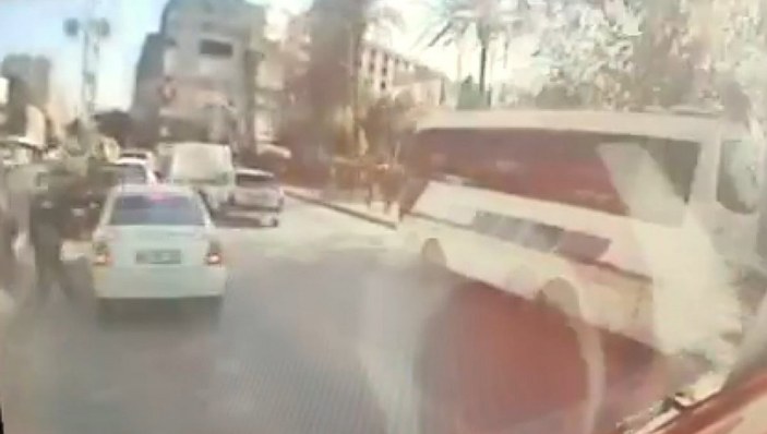 Mersin’de freni patlayan otobüs, kırmızı ışıktaki araçlara çarptı
