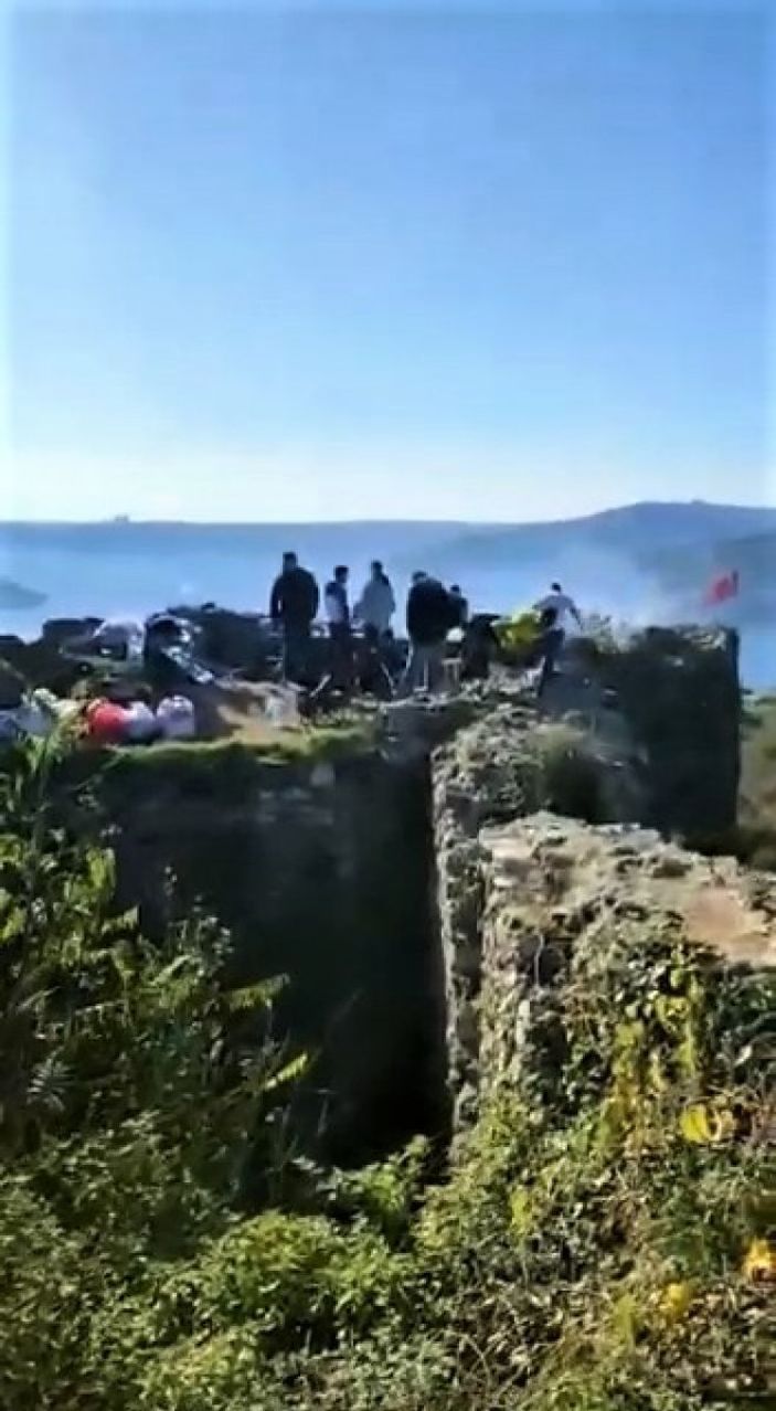İ Beykoz Yoros Kalesi’nde gençlerin mangal eğlencesi kamerada