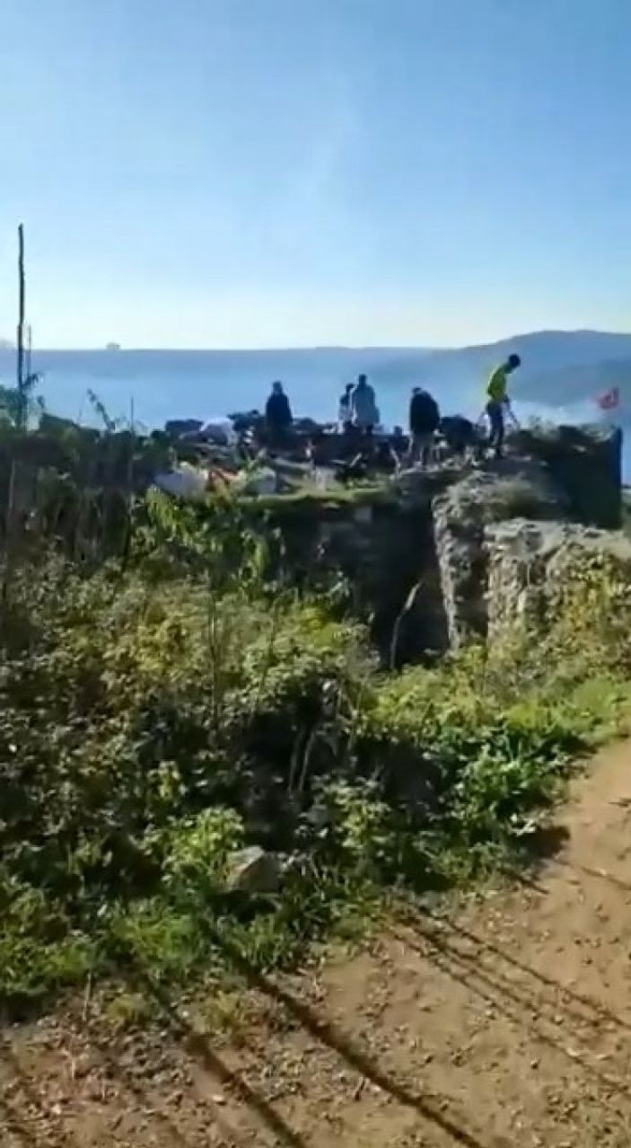 İ Beykoz Yoros Kalesi’nde gençlerin mangal eğlencesi kamerada
