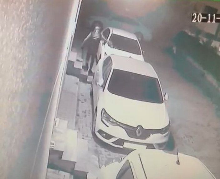 Maltepe’de park halindeki otomobile boya sökücü döktü