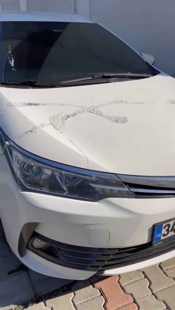 Maltepe’de park halindeki otomobile boya sökücü döktü