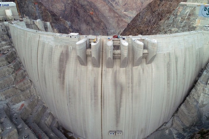 Yusufeli Barajı'nda 80 tonluk elektrik türbini montajlandı