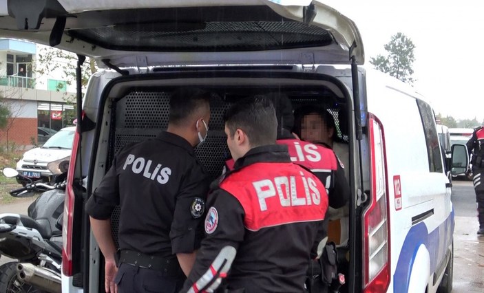 Antalya'da polis aracını taşlayan 4 kişi gözaltına alındı