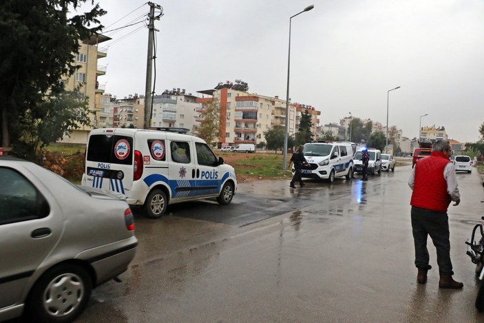 Antalya'da polis aracını taşlayan 4 kişi gözaltına alındı
