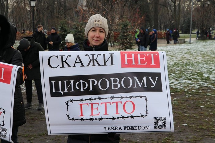 Ukrayna’da, koronavirüs tedbirleri protesto edildi