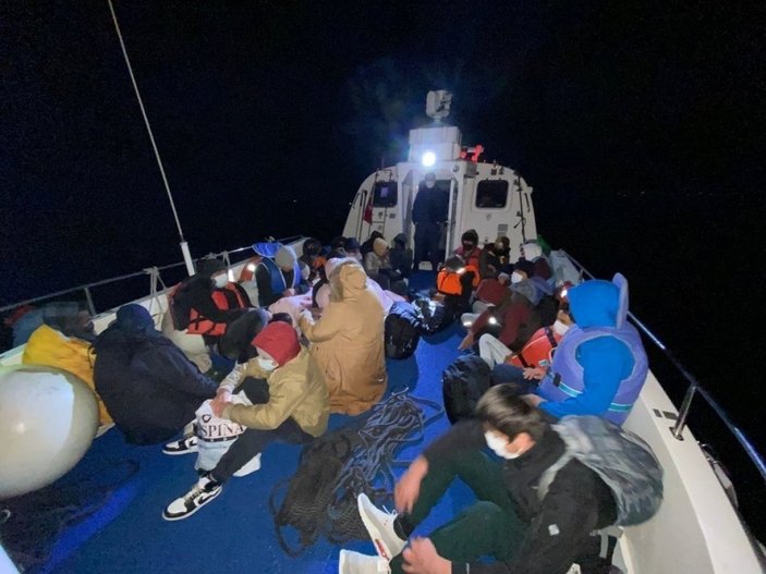 İzmir’de, Yunanistan tarafından itilen 274 kaçak göçmen kurtarıldı