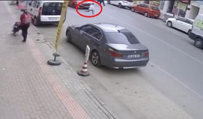 Bursa’da, yolun karşısına geçen çocuğa otomobil çarptı