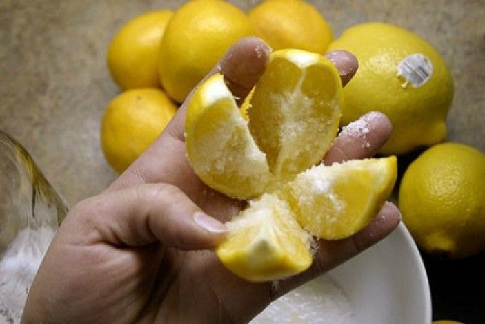 Dileklerin kabul olması için: Limon ve tuz karışımı