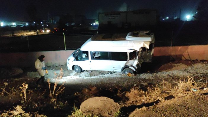 Şanlıurfa'da tır minibüse arkadan çarptı: 14 yaralı
