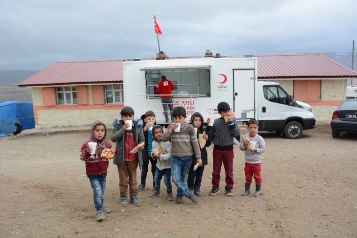 Erzurum'da deprem sonrası vatandaşların yaraları sarılıyor