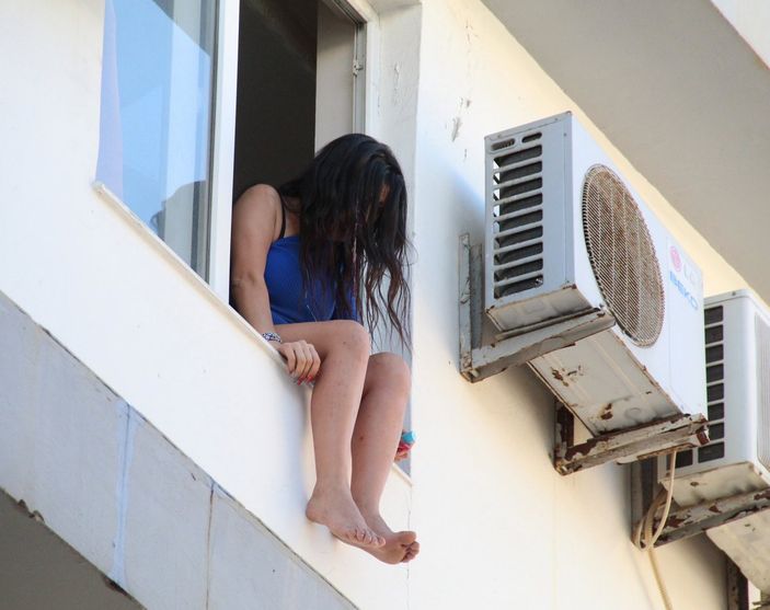 İ Antalya’da cama çıkan eski hostes, polise zor anlar yaşattı