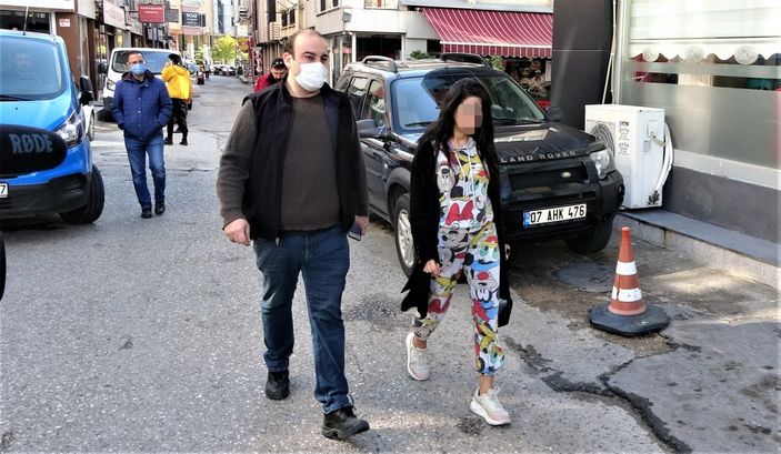 İ Antalya’da cama çıkan eski hostes, polise zor anlar yaşattı