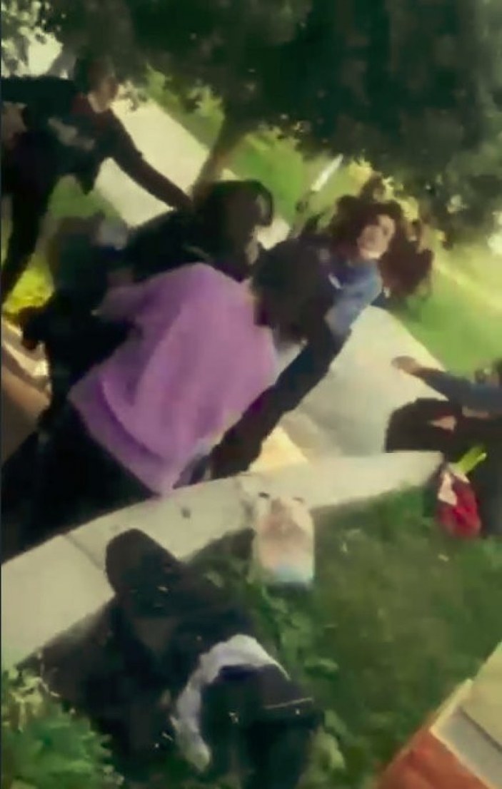 Antalya’da liseli kızların ekmek bıçaklı kavgası kamerada