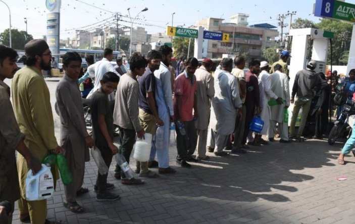 Pakistan'da akaryakıt istasyonları önünde uzun kuyruklar oluştu