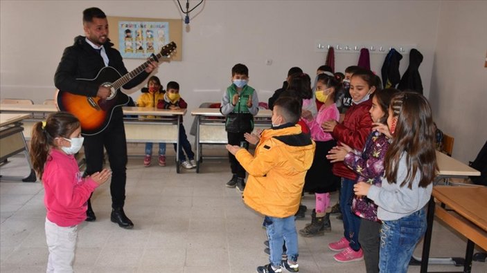 Şırnaklı okul müdürü, gitarıyla köy köy gezerek öğrencileri coşturuyor