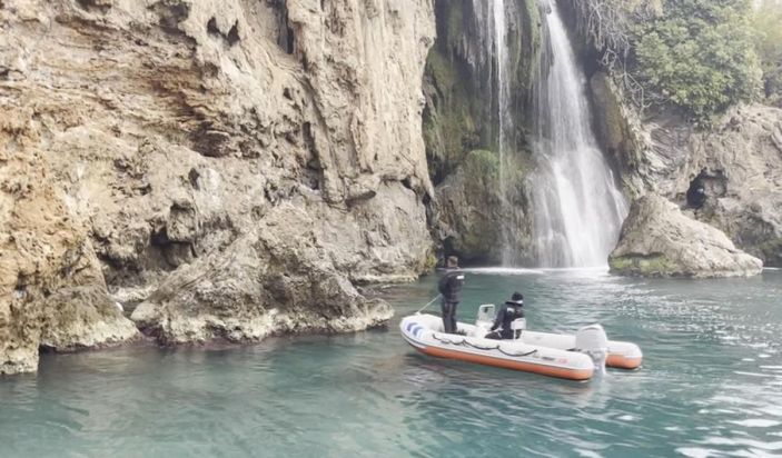 Antalya'da falezlerde mahsur kalan köpeği deniz polisi kurtardı