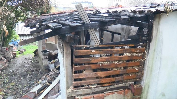 Sultangazi’de bir aile, yanan gecekondunun sağlam kalan odasında yaşamaya başladı