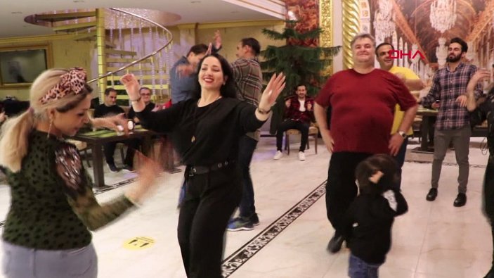 Alışveriş için Van'a gelen İranlıların gece eğlencesi