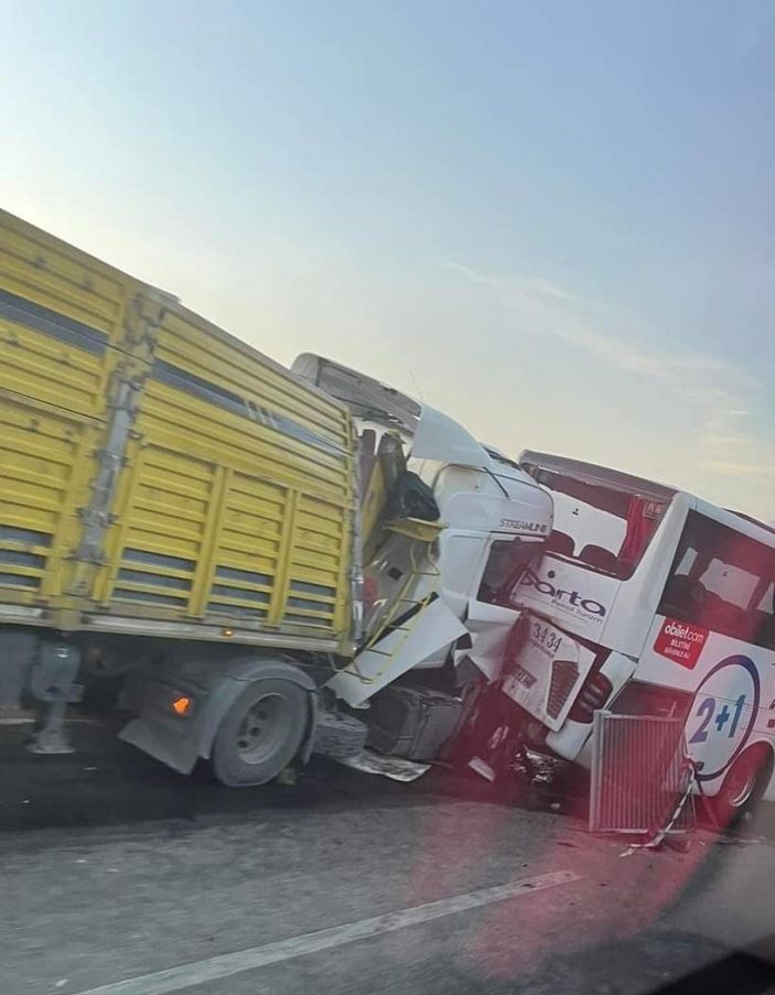 i Afyonkarahisar'da 4 tır ve yolcu otobüsü kazaya karıştı