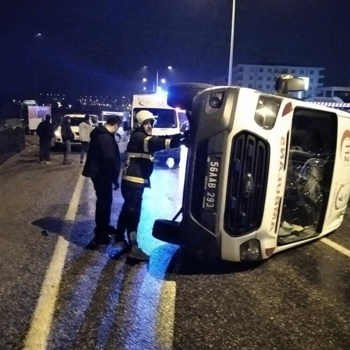 Siirt'te vakaya giden ambulansa araç çarptı