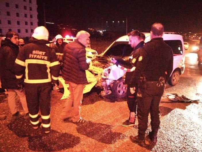 Siirt'te vakaya giden ambulansa araç çarptı
